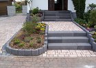 Eingangsbereich mit Treppen und Palisaden
