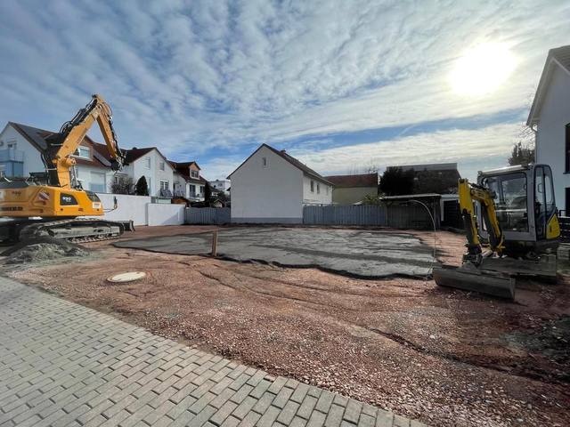 Verdichtetes Schotterplanum für eine Bodenplatte, zwei Bagger am Rand
