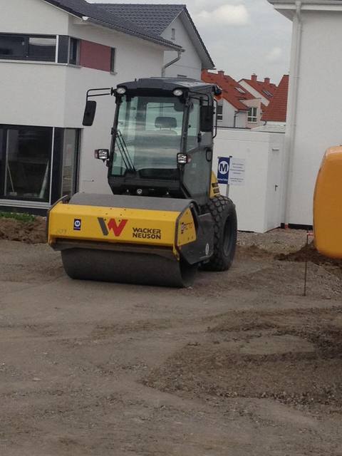 Walzenzug verdichtet den Untergrund vor einem Neubau